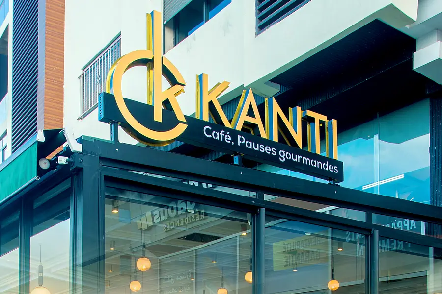 La façade vitrée de KANTI et son enseigne dorée, à Aïn Sebaâ