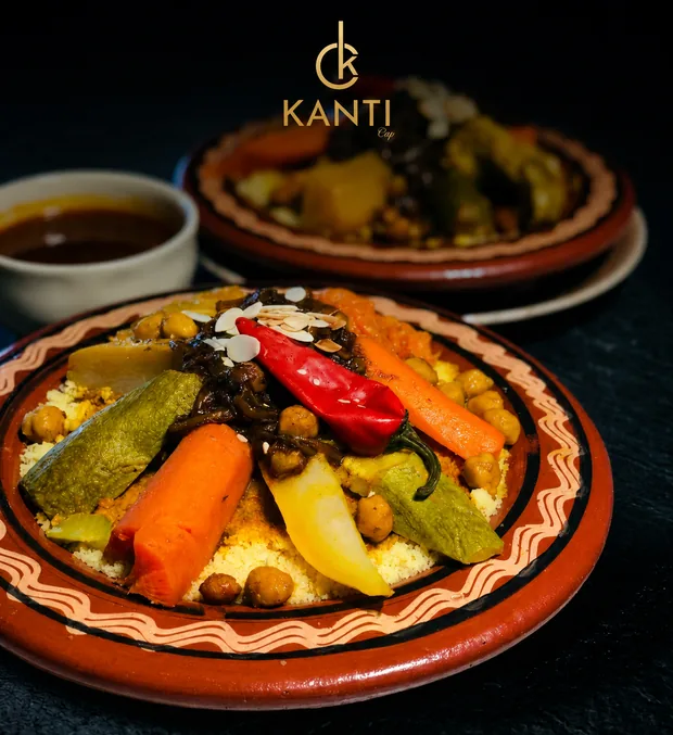 Couscous au poulet et aux légumes servi dans un plat en terre cuite