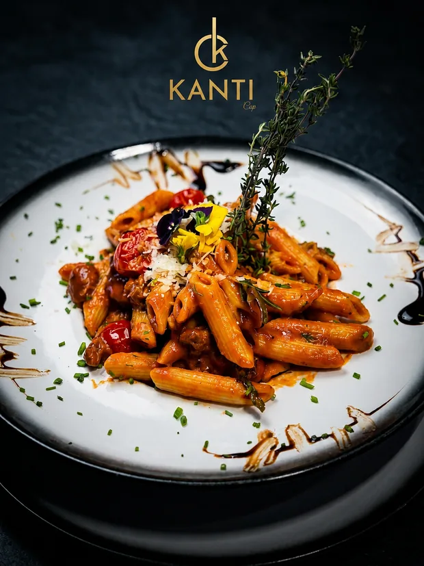 Penne à la sauce tomate, tomates cerises, parmesan et fleurs comestibles