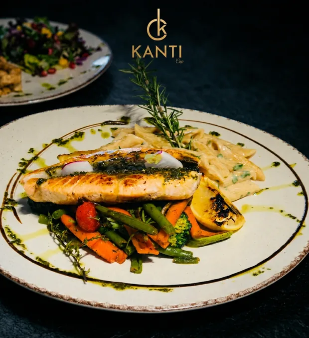 Pavé de saumon grillé, légumes de saison et pâtes crémeuses